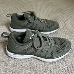 APL TechLoom Pro Sneakers – Size 6.5